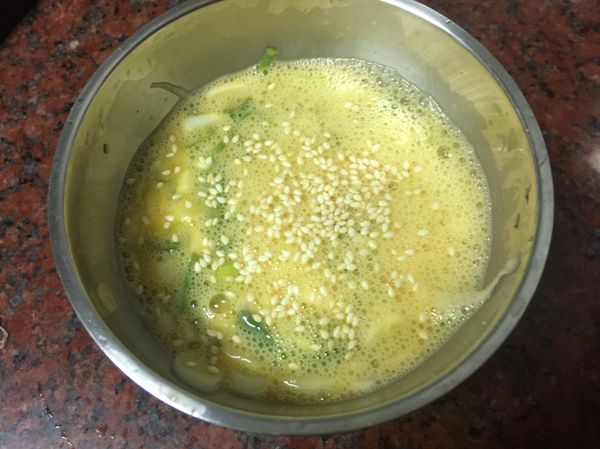 打2顆蛋🥚、加入蔥花、芝麻、鹽巴🧂、味精～打散