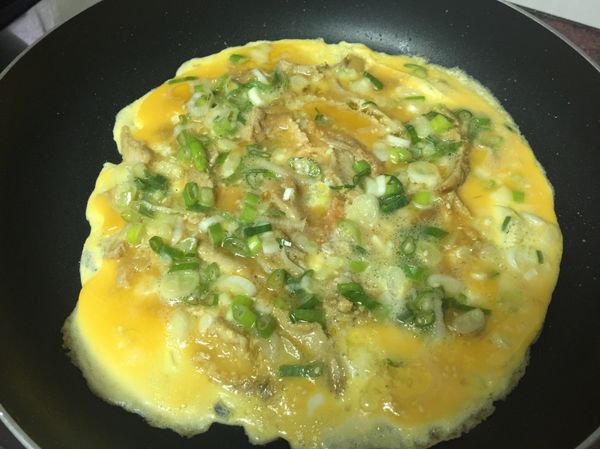 倒入蔥花蛋🥚液～
等待⌛️！
翻面～煎熟後～淋上一圈香油！
！