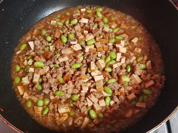 蒜頭辣椒切碎
豆干切丁

爆香蒜頭辣椒下絞肉及豆干

加沙茶及調味料後加入20cc水把豆干煮入味
倒入毛豆拌炒至熟

即可上桌