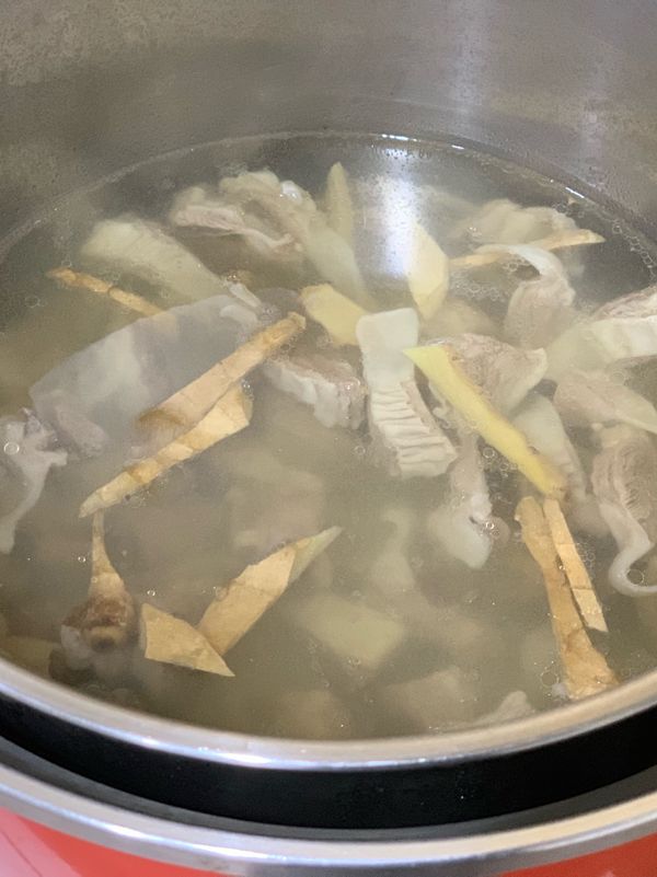 市場買來的肝連肉
1️⃣用水川燙將血水去除
2️⃣切成適當大小
3️⃣連同薑絲、米酒，放入電鍋燉煮