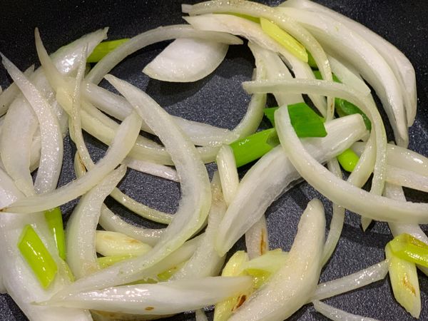 1️⃣切段2️⃣熱鍋放點油3️⃣轉小火放洋蔥拌炒