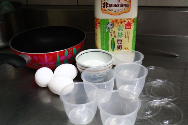 一般市面上的豆奶，有糖無糖的都可以。依自己喜好的甜度自行斟酌要加糖的量。
這次無糖的豆奶，我加了約40克的細白砂糖；有含糖的豆奶可以不用加糖。這次做了3種口味：原味豆奶、芝麻豆奶、黑豆奶。