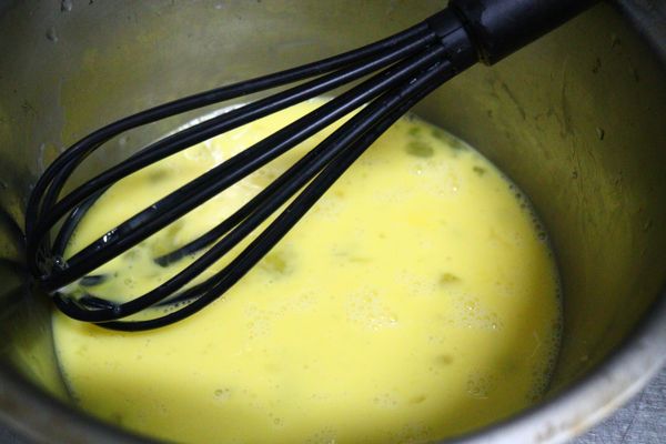 雞蛋打成蛋液備用