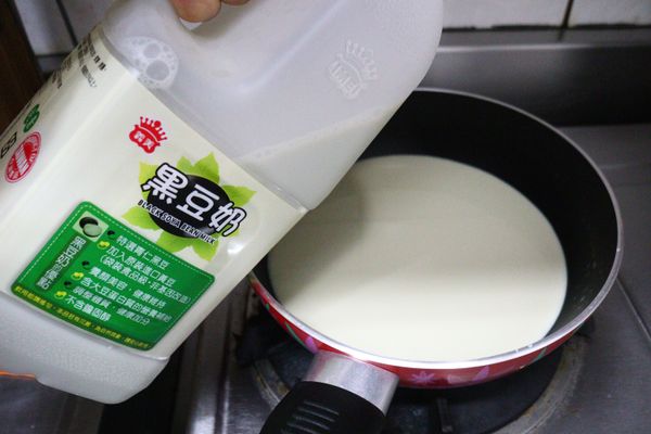 豆奶加糖加熱後(不要煮至滾，邊邊有起泡即可)，慢慢倒入雞蛋液裡，邊倒入邊拌勻。這個步驟可以讓豆奶、雞蛋融為一體，不會油水分離的問題。蒸起來會更美麗！