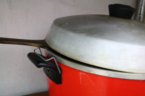 放進事先外鍋水1杯，已冒煙的蒸鍋，鍋蓋不要全蓋，留一小缝蒸熟。