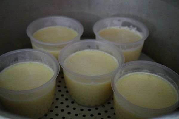 容器不要直接接觸鍋底，所以鍋底放個網架。電鍋蒸好，開關跳起，續燜7分鐘即可。