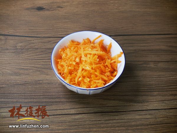 將紅蘿蔔絲刨好