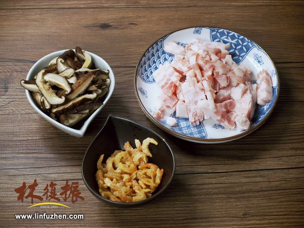 高麗菜絲和紅木耳絲先擺一邊。