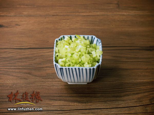 切好的芹菜末也先備好。