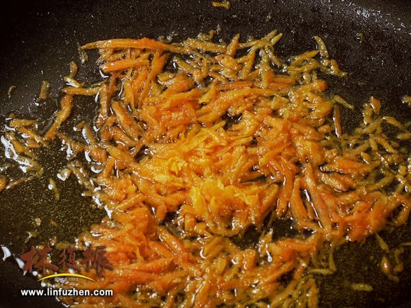 熱油鍋，用中火將紅蘿蔔絲炒到呈現微透明狀態，炒鍋內的油會微微呈現淡淡的紅蘿蔔色。