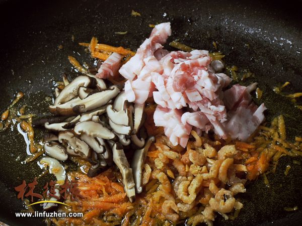 接著放入肉絲、香菇絲一起炒。