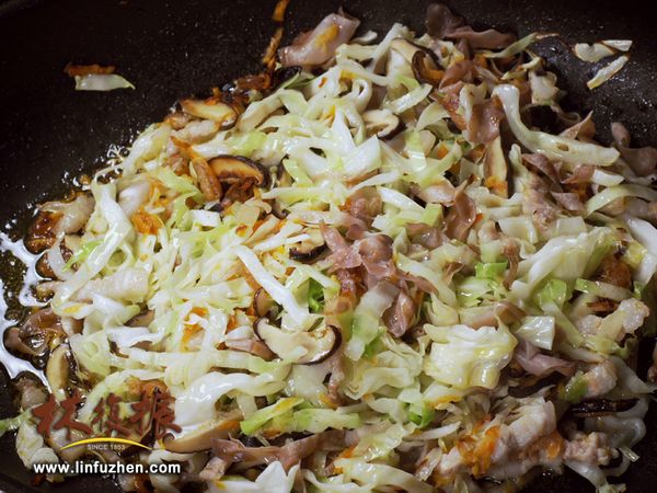 放入高麗菜絲和紅木耳絲