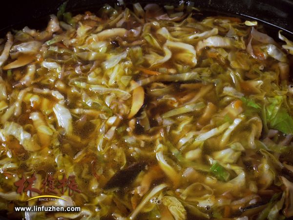 稍微將高麗菜絲和紅木耳絲炒過後，就加入水和醬油和白胡椒，煮滾後嘗一下湯的味道，若使用的醬油鹹度較低，可再添入一些鹽。