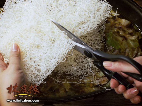 米粉一包有兩大塊，將米粉對剪，入鍋後會比較好拌。