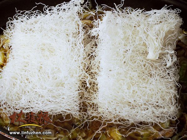 放入湯鍋內的米粉，下層會漸漸地吸收湯汁，用筷子稍微壓一下感覺一下，下層吸收湯汁後會變軟，這時候再翻面繼續讓米粉吸收湯汁