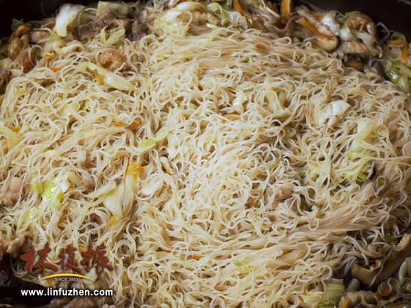 湯汁吸收，米粉變軟散開後，就可以開始用筷子不斷地翻攪，讓米粉持續吸收湯汁