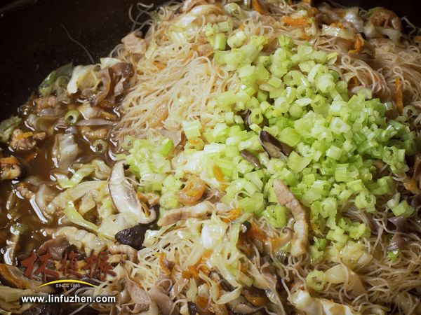 米粉拌到鍋內還剩約一碗的湯時，加入芹菜末、辣油一桌匙(不吃辣可換香油)，接著翻攪均勻就可以上桌了。