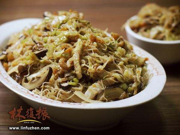 炒好的米粉裝盤時，建議先裝米粉，再將炒料放置在頂部。避免炒料全部都在鍋裡。才不會滿滿的材料都剩餘在鍋底喔，看起來也更豐富。