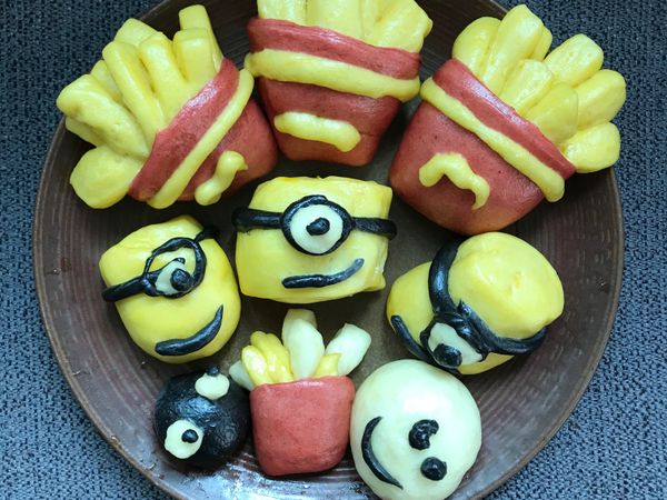 二次發酵完成放入蒸爐蒸約20分鐘後，20分鐘後關火，開個小洞讓饅頭慢慢降溫（五分鐘），完成後即可出爐囉