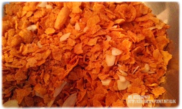 將少許的杏仁片也弄碎, 加入玉米片裡面, 這個步驟是我後來請台灣朋友試吃之後, 他覺得跟真的"義美巧克力脆片"就差在少了杏仁的香味跟口感, 所以我們加了這個步驟, 吃起來真的比較好吃喔!