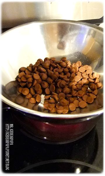 然後把巧克力隔水加熱, 讓它整個融化, 記住受到的水氣不能太多, 不然巧克力沾上玉米片之後, 不會凝固, 會變成稠稠的一坨, 會很噁!