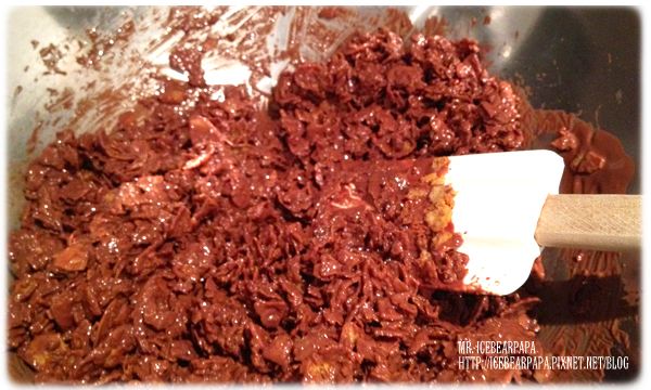 將融化的巧克力跟弄碎的玉米片+杏仁片, 拌勻...記得要拌到你看不到玉米片跟杏仁片的原色為止, 就是巧克力都要沾到每一片玉米片跟杏仁片