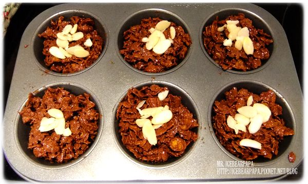 拿出Muffin容器, 然後把拌均勻的巧克力玉米片放入, 我個人是放滿啦! 這樣一個人吃起來分量剛剛好! 放滿之後, 別忘了放上幾片杏仁片點綴喔!