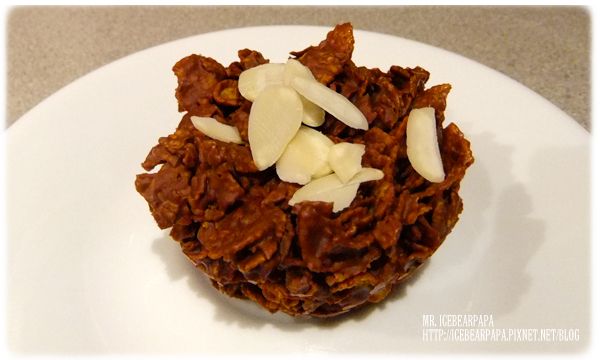 一整個放到冰箱放, 最少最少一定要冰一個小時以上才可以拿出來吃喔! 不然就會一整個很像在吃沾了巧克力糖漿的玉米片, 就沒有"義美巧克力脆片"的口感了!