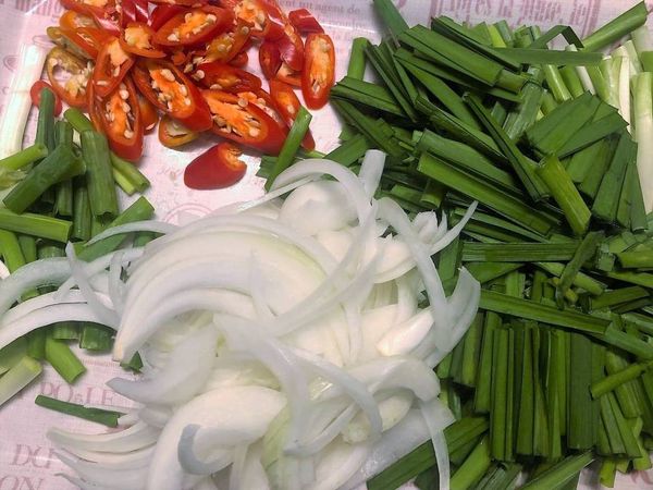 將高麗菜 洋蔥 魚板 切絲 蔥切斜口段
年糕用開水焯燙一下稍微變軟即可撈起後用冷水沖洗