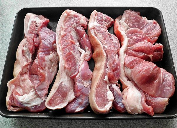 買肉時可請商家將肉切成適當的厚薄大小..買回後不需水洗~先將豬肉用酒仔細的擦抹均勻~再平均地抹上一層適量的海鹽..先冷藏醃漬一下~約3~5小時即可。