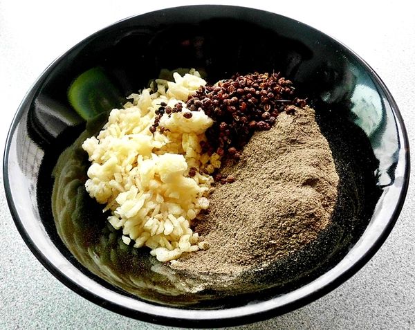 花椒粒入鍋乾炒至香氣釋出~(不可炒焦了)炒好放置涼透備用
將放涼的花椒粒+粗.細胡椒粉+五香粉+蒜末+酒少許→拌均勻。★蒜末和胡椒粉是鹹豬肉最主要的香氣來源..可多不可少!
 尤其是胡椒粉,某些一般超市買不到的老品牌香氣更優~
 (ps:食材行.南北貨才買得到!可請商家推薦~^^)