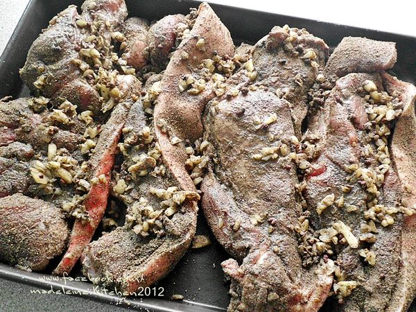 將已經醃過酒.鹽的豬肉取出~再均勻地抹上醃肉調味料!