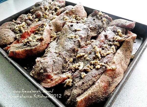 以"抓抹"的方式..讓肉條均勻裹上一層醃肉料即可。