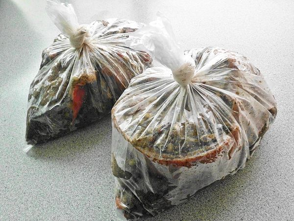 再將肉擺入適當大小的保鮮盒中,或分別用袋子裝好~
(冷藏醃漬3~4天即可。)★醃好的鹹豬肉取出洗淨表面後,可蒸熟~放涼後→再分別包裝好冷凍保存,以方便隨時取用。