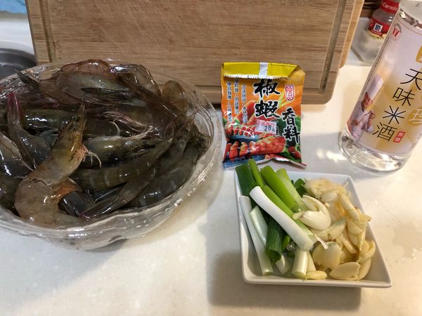 蝦子洗淨，蒜頭拍碎，蔥切段