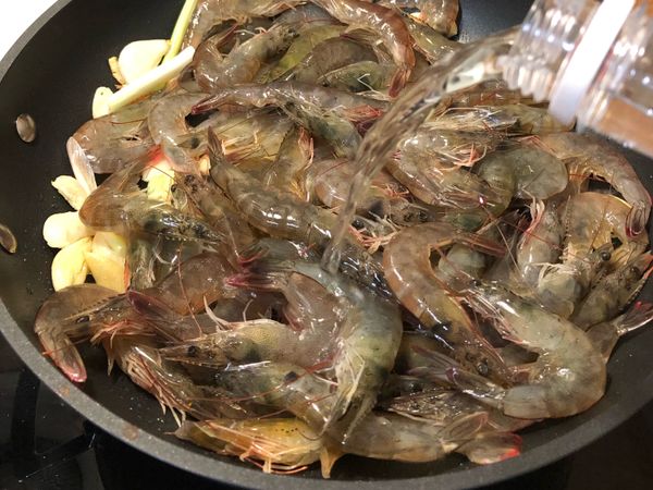 倒入蝦子之後再加一大匙米酒拌炒一下