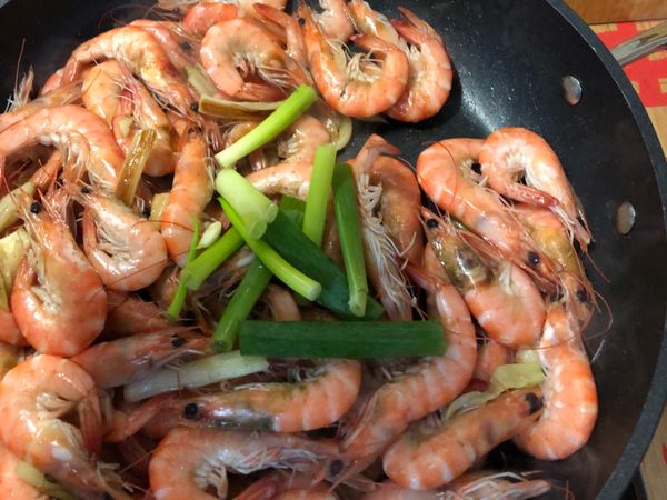 蝦子全部變紅之後放入蔥綠拌炒之後就完成囉！