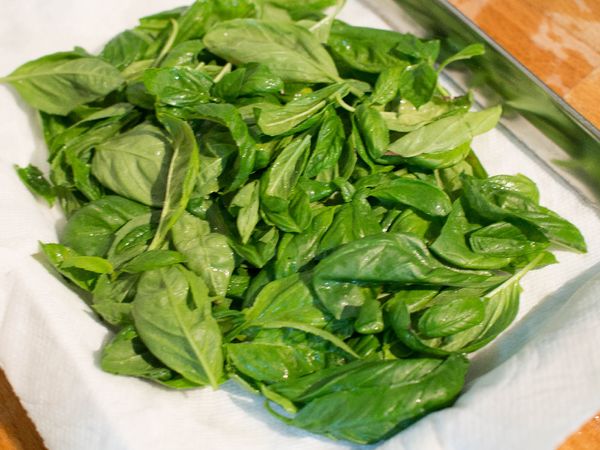 將羅勒葉子剝下，洗淨。（梗要去除喔！）

用廚房紙巾擦乾。