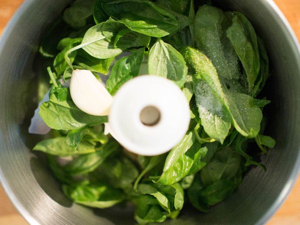 在食物調理器內放入羅勒、鹽巴及蒜頭，打碎。