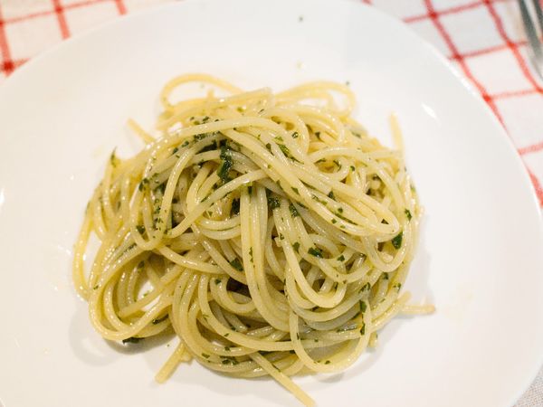 平底鍋熱鍋後，放入煮好的義大利麵及青醬，拌炒一下就完成了。