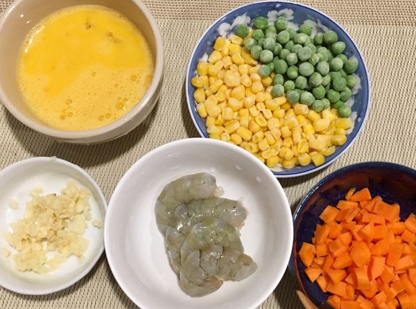 準備好食材：
3顆蛋拌勻
青豆與玉米粒各半碗
紅蘿蔔切丁
7-8隻蝦仁去砂線
蒜頭3-4粒切成粒