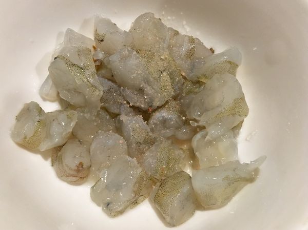蝦仁切丁拌少許鹽及胡椒