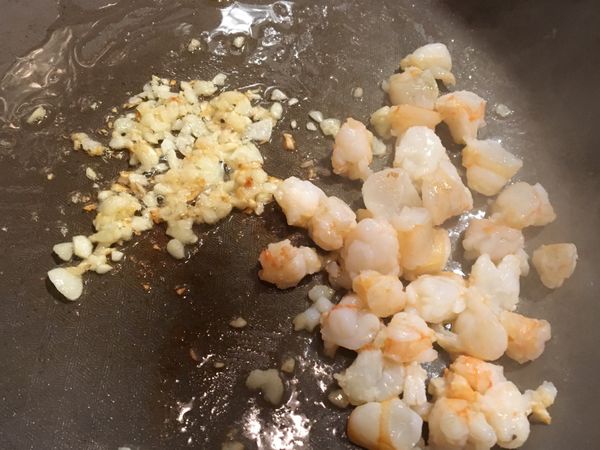 待蒜粒及蝦仁呈現金黃