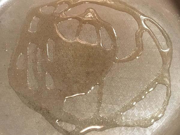 先熱鍋，再倒入少許油