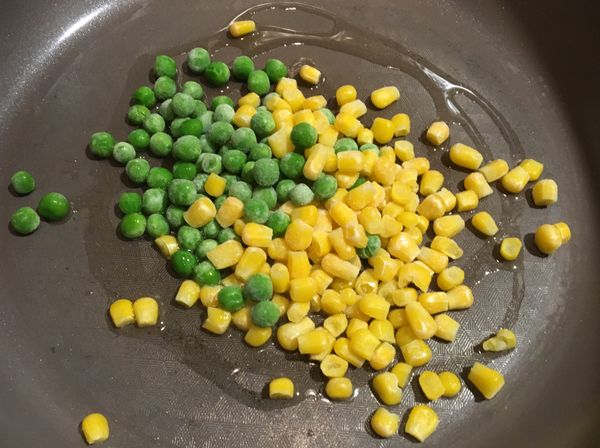 倒入青豆與玉米粒拌炒