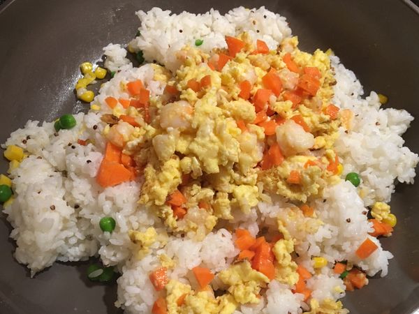 再將之前盛起的蝦仁蛋倒入