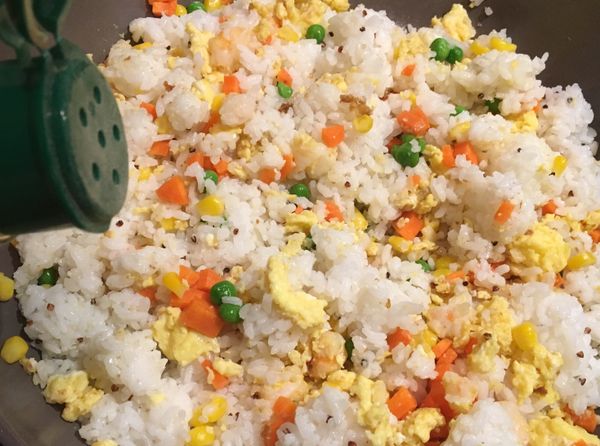 拌炒過後加入胡椒粉