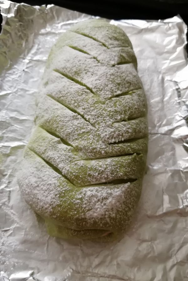 烤箱預熱至170度，篩上高筯麵粉，劃上葉紋