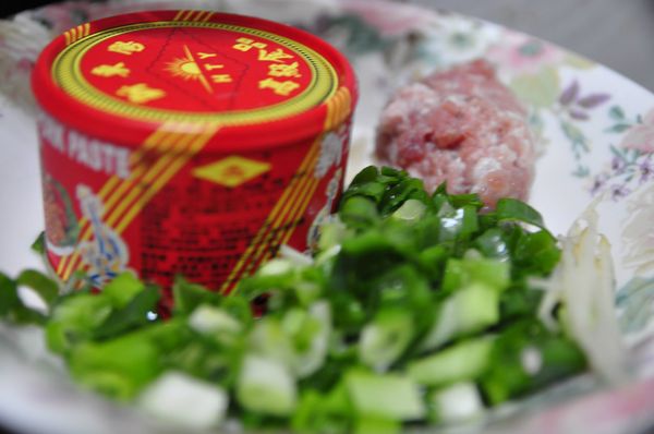 準備新東陽辣味肉醬、少許絞肉、蔥花、薑絲