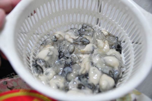 鮮蚵用清水稍微輕輕沖洗
